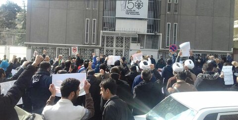 تجمع طلاب و دانشجویان مقابل سفارت هند