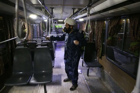 ضدعفونی ناوگان اتوبوس‌رانی اهواز توسط روحانیون جهادی