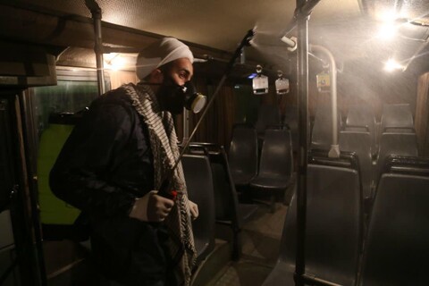 ضدعفونی ناوگان اتوبوس‌رانی اهواز توسط روحانیون جهادی