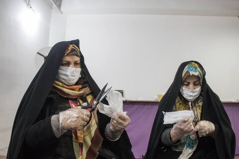 تصاویر/ تولید روزانه ۱۵۰۰ ماسک و توزیع رایگان توسط مرکز نیکوکاری شهیدان دادی سهند
