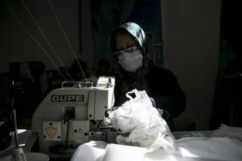 تصاویر/ تولید روزانه ۱۵۰۰ ماسک و توزیع رایگان توسط مرکز نیکوکاری شهیدان دادی سهند