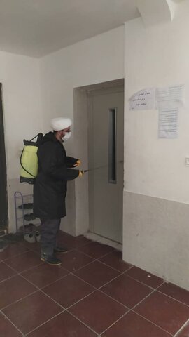 تعقيم الوحدات السكنية على يد طلاب العلوم الدينية لمكافحة فايروس كورونا بمدينة بهبهان