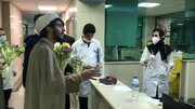 تصاویر شما/ اهدای گل به پزشکان و پرستاران بیمارستان امام حسین (ع) تهران توسط طلاب