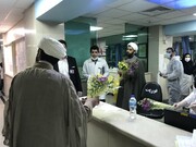 بالصور/ إهداء الورود إلى أطباء وممرضي مستشقى الإمام الحسين (ع) من قبل طلاب العلوم الدينية بالعاصمة طهران