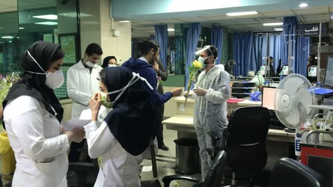  إهداء الورود إلى أطباء وممرضي مستشقى الإمام الحسين (ع) من قبل طلاب