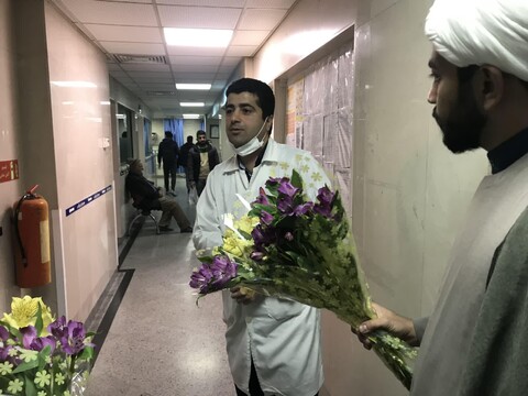 تصاویر شما/ اهدای گل به پرستاران و پزشکان بیمارستان امام حسین (ع) تهران توسط طلاب