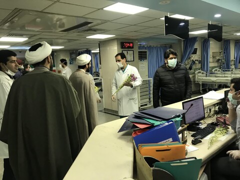 تصاویر شما/ اهدای گل به پرستاران و پزشکان بیمارستان امام حسین (ع) تهران توسط طلاب