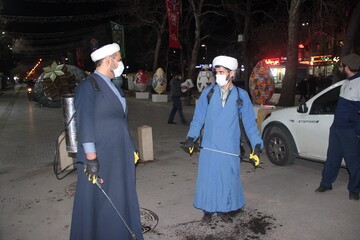 طلاب جهادی در میدان ضدعفونی معابر و عابربانک‌های قزوین+ عکس