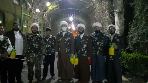 تعقيم مدينة ورامين الإيراني على يد طلاب العلوم الدينية لمدرسة الإمام الصادق عليه السلام العلمية وعلمائها