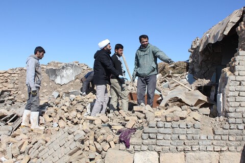 مساعدات ونشاطات طلاب العلوم الدينية للمتضرريين بالزلزال في مدينة خوي 