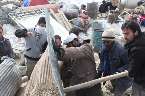 تصاویر/ فعالیت های جهادی طلاب خوی در مناطق زلزله زده