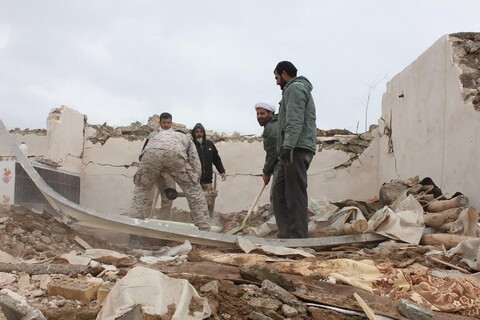 مساعدات ونشاطات طلاب العلوم الدينية للمتضرريين بالزلزال في مدينة خوي 