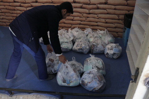 تصاویر / توزیع بسته های بهداشتی توسط بسیجیان پایگاه 5 حضرت ولی عصر (عج) حوزه 14 نیروگاه