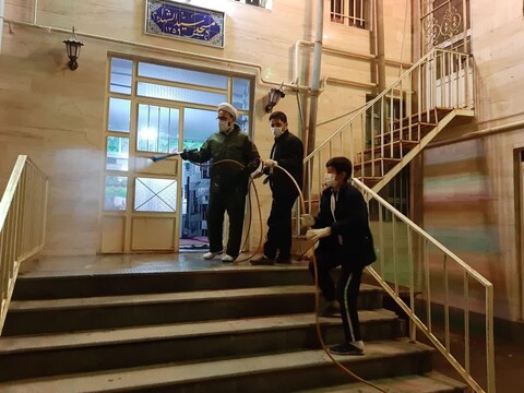 تصاویر / ضد عفونی کردن اماکن عمومی به همت طلاب حوزه علمیه بناب