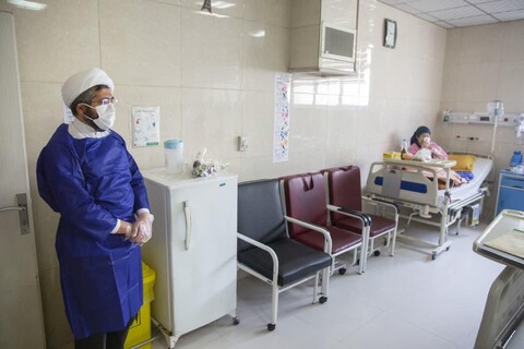 فیلم/ اهدای گل به کادر و بیماران بیمارستان کامکار قم توسط طلاب