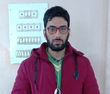 جوان روشندل در کشمیر به کودکان کم‌بینا قرآن می‌آموزد