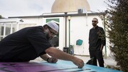 نصب تابلوهای خوشنویسی هنرمند مسلمان در مسجد النور نیوزیلند +تصاویر