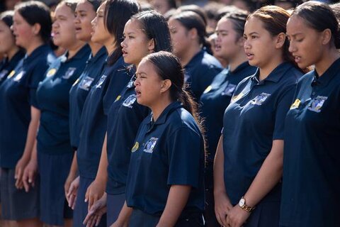 گروه سرود دانش آموزان بومی نیوزیلند در یادبود قربانیان حمله به مساجد