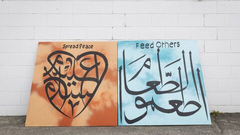 تابلوهای خوشنویسی هنرمند مسلمان در مسجد النور + تصاویر