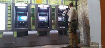 نصب دستمال کاغذی در دستگاه های خودپرداز توسط طلاب تهرانی