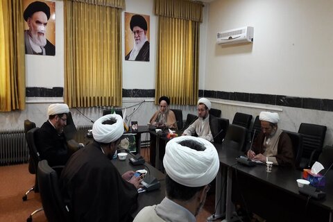 بالصور/ اجتماع تنسيقي للمؤسسات الحوزوية في محافظة كرمانشاه الإيرانية غرب البلاد لمكافحة كورونا
