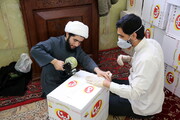 تصاویر/ بسته‌بندی اقلام مورد نیاز نیازمندان توسط گروه‌های جهادی طلاب