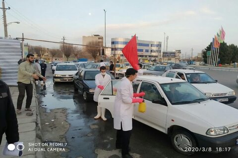تصاویر/ طلاب جهادی اسلام آباد غرب در حال ضدعفونی خودروها