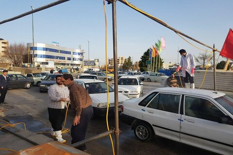 تصاویر/ طلاب جهادی اسلام آباد غرب در حال ضدعفونی خودروها