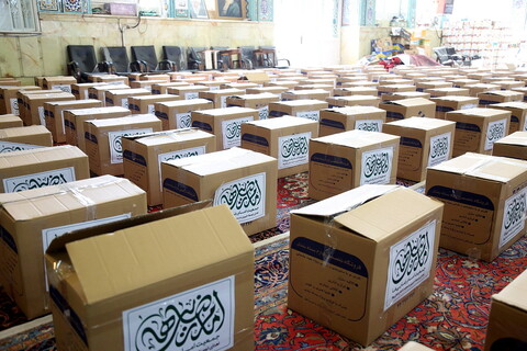 بسته‌بندی اقلام مورد نیاز نیازمندان توسط گروه‌های جهادی طلاب