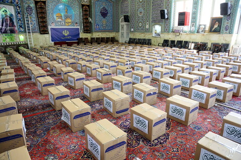 تصاویر/بسته بندی وسایل بهداشتی ،خوراکی وتحویل به نیازمندان توسط گروه جهادی