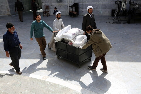 بسته‌بندی اقلام مورد نیاز نیازمندان توسط گروه‌های جهادی طلاب