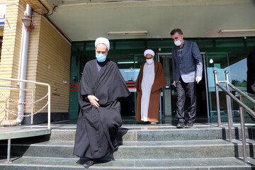 اهدای سه هزار و ۵۰۰ لباس و عینک مخصوص کادر درمانی از سوی آیت الله اعرافی به علوم پزشکی قم