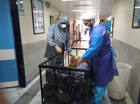 تصویری رپورٹ| ایرانی مقامی ہسپتال میں علمائے رضاکارانہ طور پر کرونا سے متاثرہ مریضوں کی خدمت میں مشغول