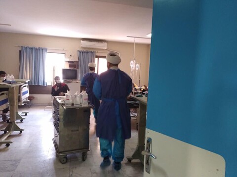 تصویری رپورٹ| ایرانی مقامی ہسپتال میں علمائے رضاکارانہ طور پر کرونا سے متاثرہ مریضوں کی خدمت میں مشغول