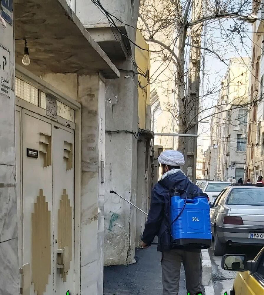 ضدعفونی معابر منطقه ۱۷ تهران با تلاش طلاب جهادگر+ عکس