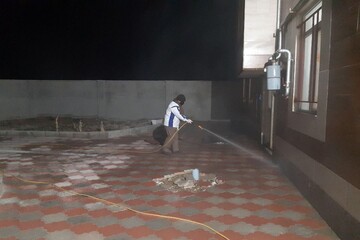 امام جمعه‌ای که با لباس مبدل معابر شهری را ضدعفونی می‌کند