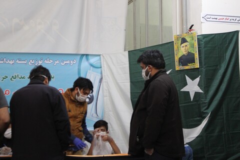 تصاویر/ دومین مرحله توزیع اقلام بهداشتی رایگان توسط طلاب پاکستانی مقیم قم