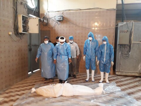 تجهيز موتى الكورونا على يد طلاب العلوم الدينية المتطوعين في محافظة هرمزكان
