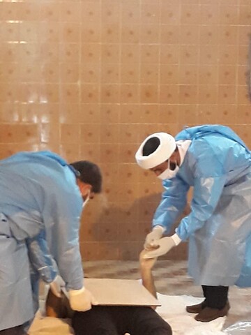 تجهيز موتى الكورونا على يد طلاب العلوم الدينية المتطوعين في محافظة هرمزكان