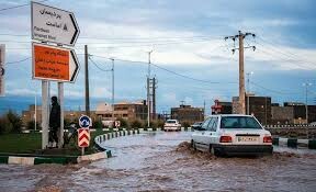 تلاش ۲۶۰ اکیپ نیروهای خدمات شهری و آتش‌نشانی برای رفع آبگرفتگی شهر قم