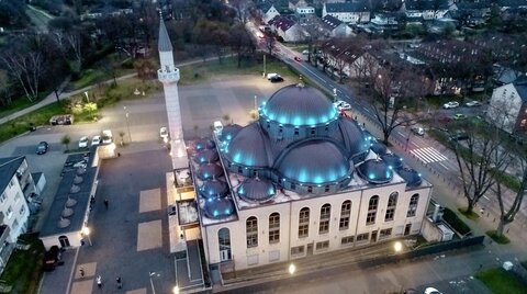 پخش اذان از بلندگوی مسجد آلمان برای تقویت روحیه معنوی
