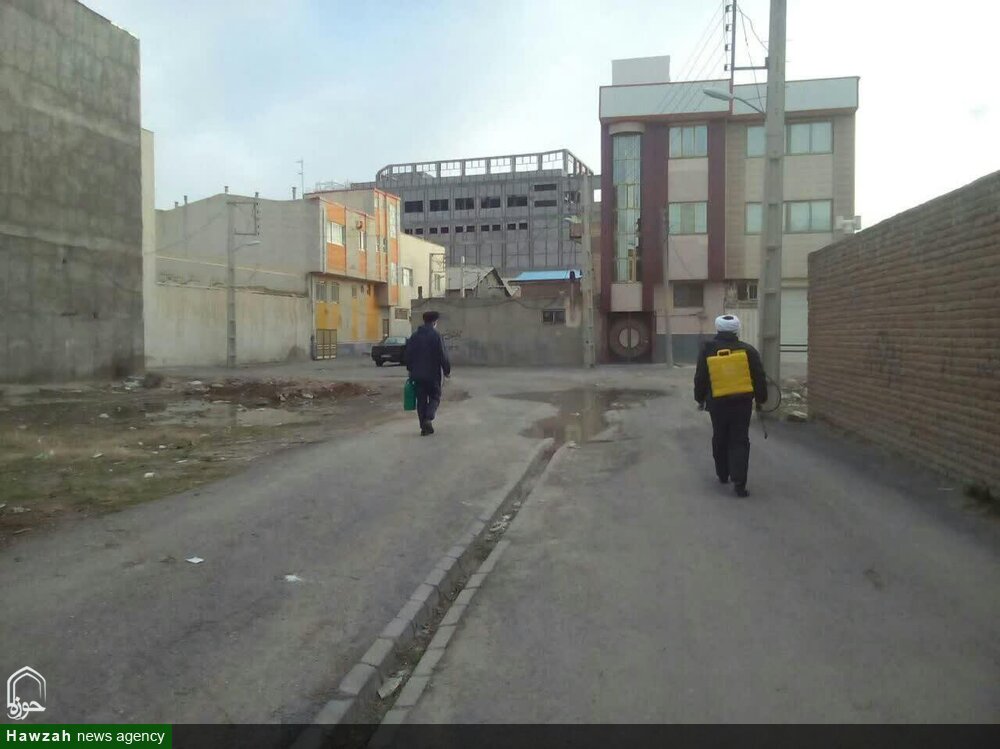 طلاب جهادی مدرسه علمیه طالبیه تبریز در حال ضدعفونی معابر شهری+ تصاویر