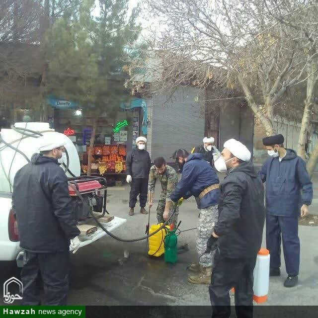 طلاب جهادی مدرسه علمیه طالبیه تبریز در حال ضدعفونی معابر شهری+ تصاویر