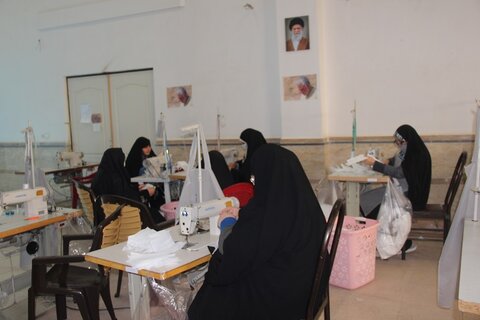 تصاویر/ فعالیتهای طلاب جهادی در قرارگاه  حضرت خدیجه (س) مرکز خدمات حوزه علمیه قزوین