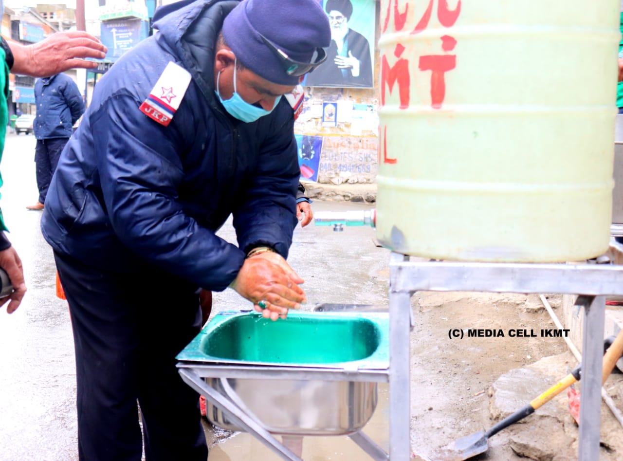 تصویری رپورٹ| بسیج امام IKMT  کرگل کى جانب سے کرگل کے مختلف جگہوں پر ہاتھ دهونے کیلئے سہولیات کا اہتمام کیا گیا۔