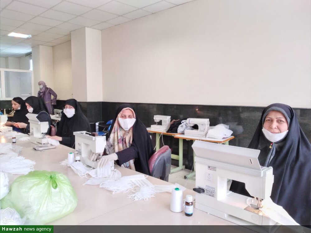 کارگاه خیاطی طلاب مدرسه علمیه الزهرا(س) تبریز در حال تولید ماسک مورد نیاز مردم