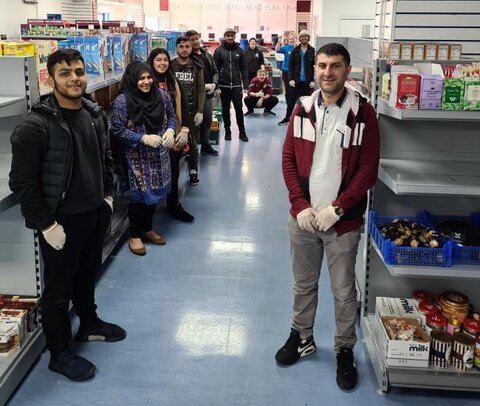 صدها داوطلب مسجدی در بریتانیا به یاری همسایگان شتافتند