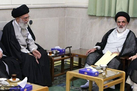 الفقيد آية الله السيد جعفر كريمي برفقة قائد الثورة الإسلامية