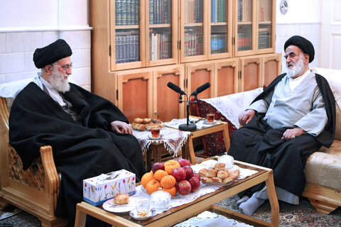 الفقيد آية الله السيد جعفر كريمي برفقة قائد الثورة الإسلامية