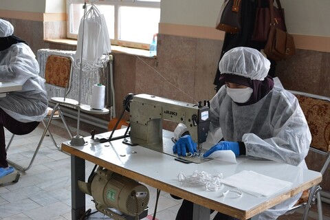 ممثل الولي الفقيه في محافظة أذربيجان الغربية يتفقد ورشة صناعة الكمامات 